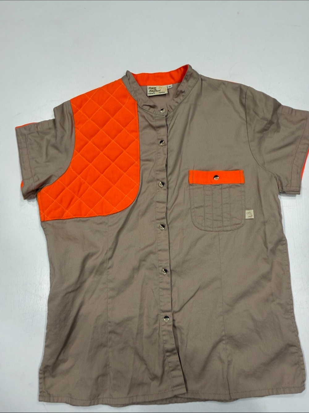 Women’s Taupe Utility Short-Sleeve Shirt with Orange Quilted Padded Shoulder